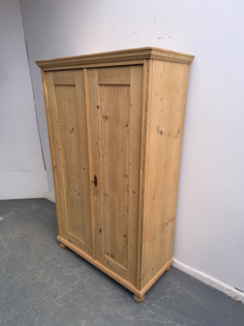 A MINT CLEAN VICTORIAN ANTIQUE OLD PINE 2 DOOR LINEN CUPBOARD TO WAXPAINT