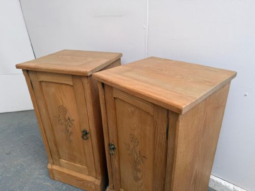 A QUALITY PAIR OF ASH ARTS CRAFTS WAXED BEDSIDE CABINETS - ADDITIONAL PHOTO 2