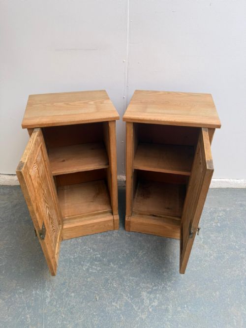 A QUALITY PAIR OF ASH ARTS CRAFTS WAXED BEDSIDE CABINETS - ADDITIONAL PHOTO 3