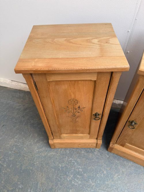 A QUALITY PAIR OF ASH ARTS CRAFTS WAXED BEDSIDE CABINETS - ADDITIONAL PHOTO 5
