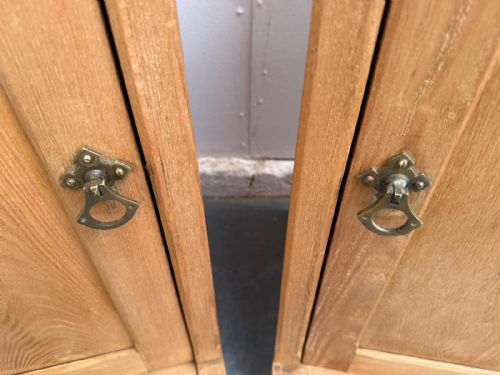 A QUALITY PAIR OF ASH ARTS CRAFTS WAXED BEDSIDE CABINETS - ADDITIONAL PHOTO 6