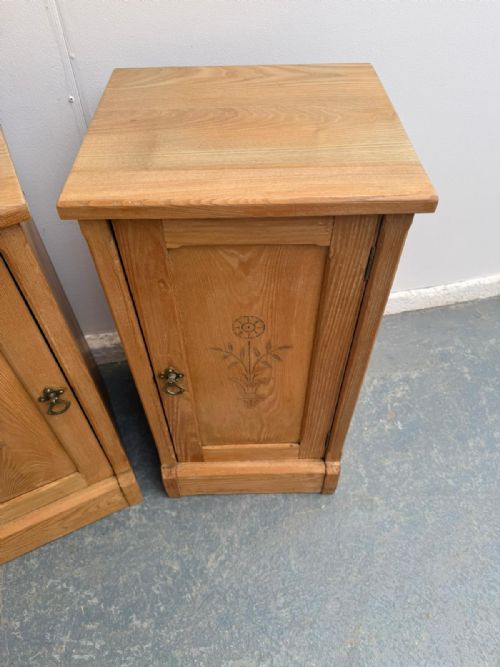 A QUALITY PAIR OF ASH ARTS CRAFTS WAXED BEDSIDE CABINETS - ADDITIONAL PHOTO 7