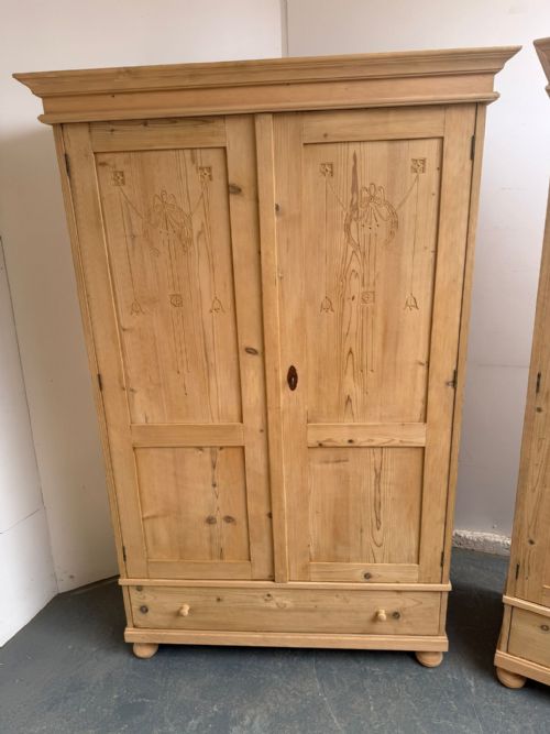 A QUALITY PAIR OF ARTS CRAFTS ANTIQUE PINE KNOCKDOWN WARDROBES TO WAX PAINT - ADDITIONAL PHOTO 11