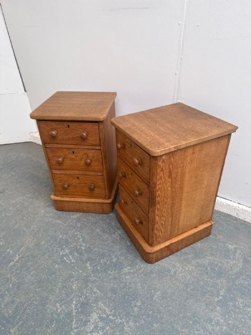 A QUALITY PAIR OF LIGHT OAK 3 DRAWER SMALL WAXED VICTORIAN BEDSIDE CABINETS