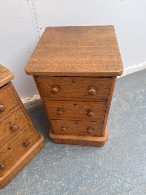 A QUALITY PAIR OF LIGHT OAK 3 DRAWER SMALL WAXED VICTORIAN BEDSIDE CABINETS - ADDITIONAL PHOTO 2