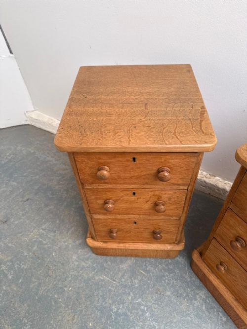 A QUALITY PAIR OF LIGHT OAK 3 DRAWER SMALL WAXED VICTORIAN BEDSIDE CABINETS - ADDITIONAL PHOTO 3