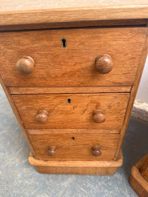 A QUALITY PAIR OF LIGHT OAK 3 DRAWER SMALL WAXED VICTORIAN BEDSIDE CABINETS - ADDITIONAL PHOTO 4
