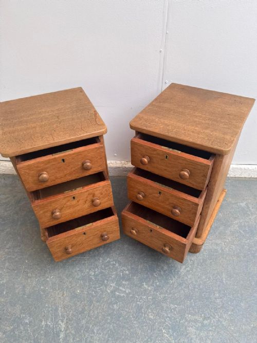 A QUALITY PAIR OF LIGHT OAK 3 DRAWER SMALL WAXED VICTORIAN BEDSIDE CABINETS - ADDITIONAL PHOTO 6