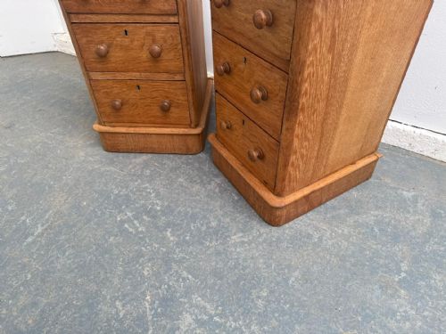 A QUALITY PAIR OF LIGHT OAK 3 DRAWER SMALL WAXED VICTORIAN BEDSIDE CABINETS - ADDITIONAL PHOTO 8