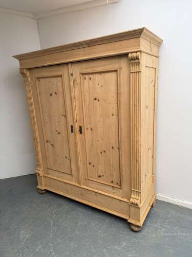 A FANTASTIC LARGE WIDE ANTIQUE OLD PINE 2 DOOR KNOCKDOWN WARDROBE TO WAXPAINT