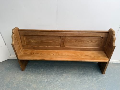 A LOVELY ENGLISH ANTIQUE OLD PINE 3 SEATER WAXED VICTORIAN CHURCH PEW - ADDITIONAL PHOTO 1