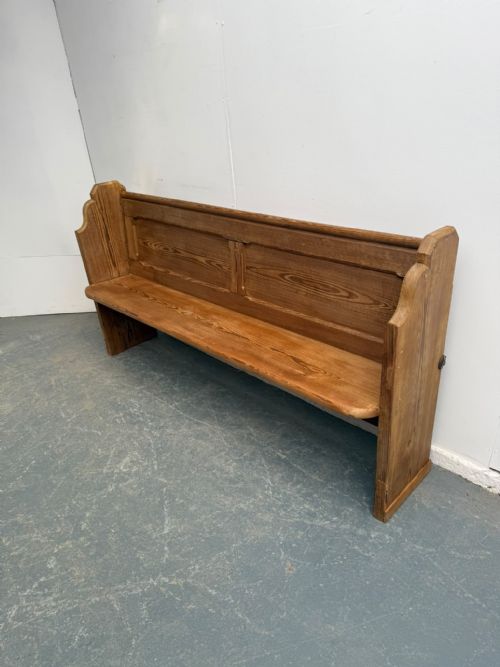 A LOVELY ENGLISH ANTIQUE OLD PINE 3 SEATER WAXED VICTORIAN CHURCH PEW