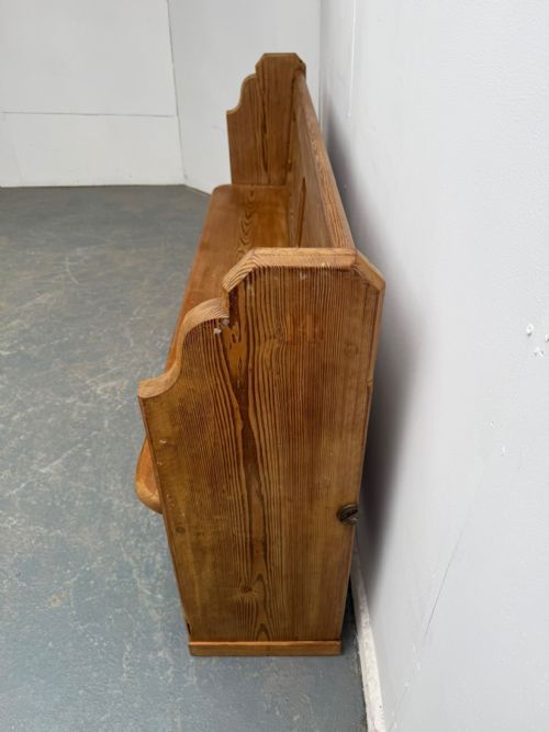 A LOVELY ENGLISH ANTIQUE OLD PINE 3 SEATER WAXED VICTORIAN CHURCH PEW - ADDITIONAL PHOTO 3