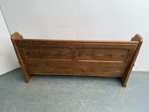 A LOVELY ENGLISH ANTIQUE OLD PINE 3 SEATER WAXED VICTORIAN CHURCH PEW - ADDITIONAL PHOTO 5
