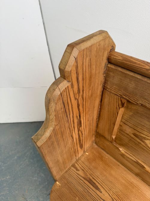 A LOVELY ENGLISH ANTIQUE OLD PINE 3 SEATER WAXED VICTORIAN CHURCH PEW - ADDITIONAL PHOTO 7