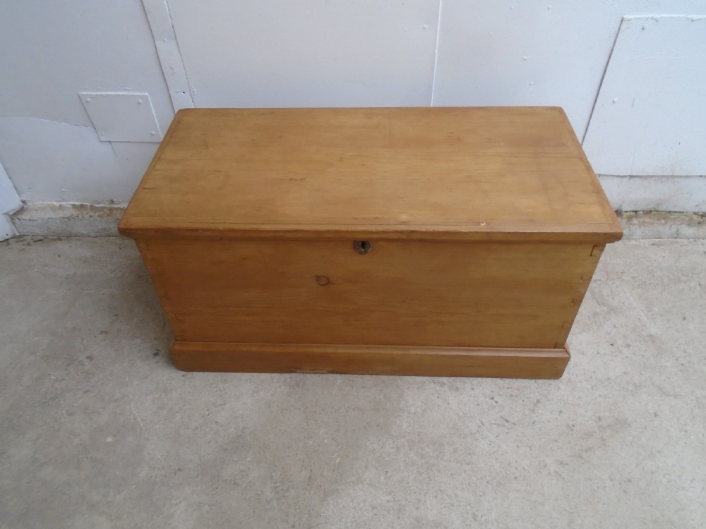 A Mint Clean Antique / Old Pine Waxed Blanket Box /TV Stand View IV