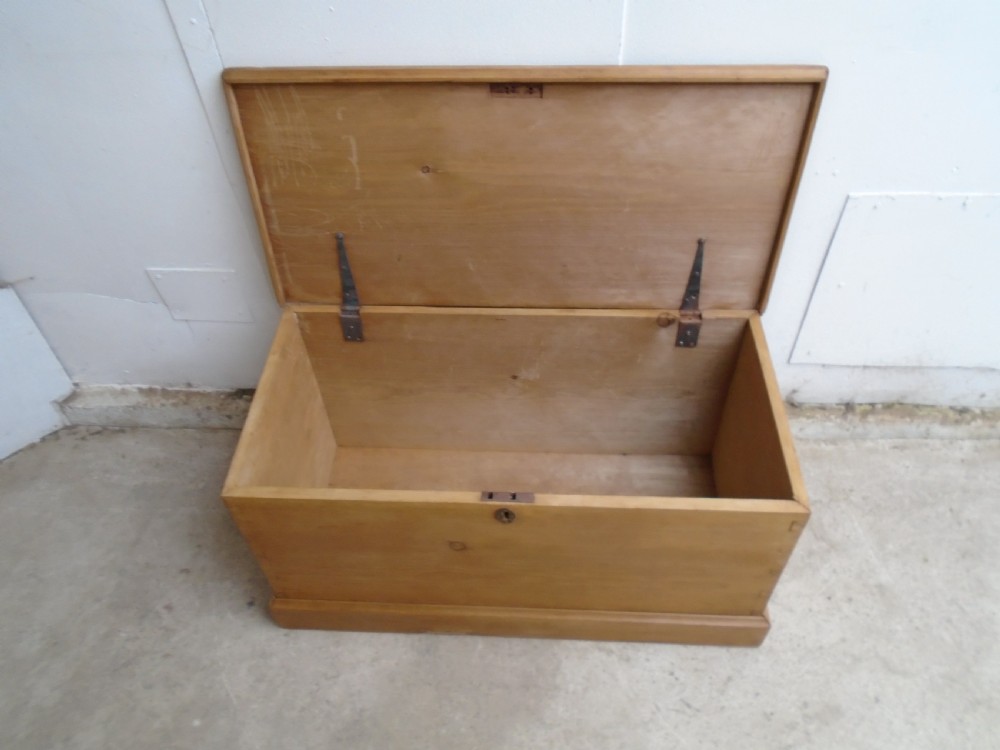 A Mint Clean Antique / Old Pine Waxed Blanket Box /TV Stand View VIII