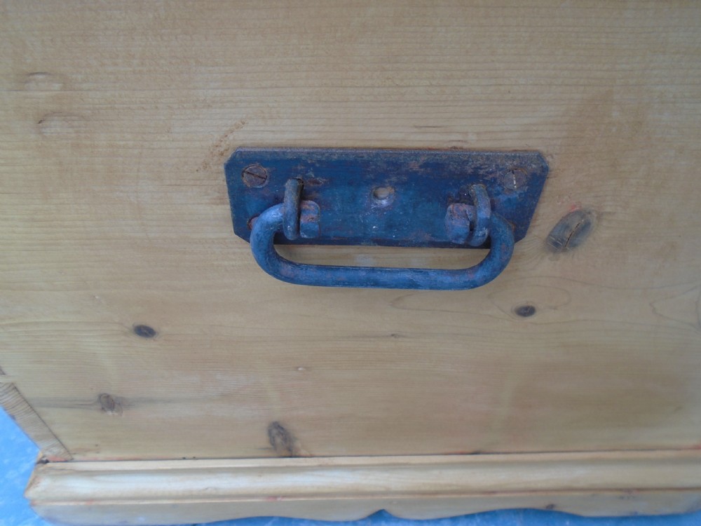 A Superb Low Antique / Old Pine Waxed Georgian Blanket Box  View VI