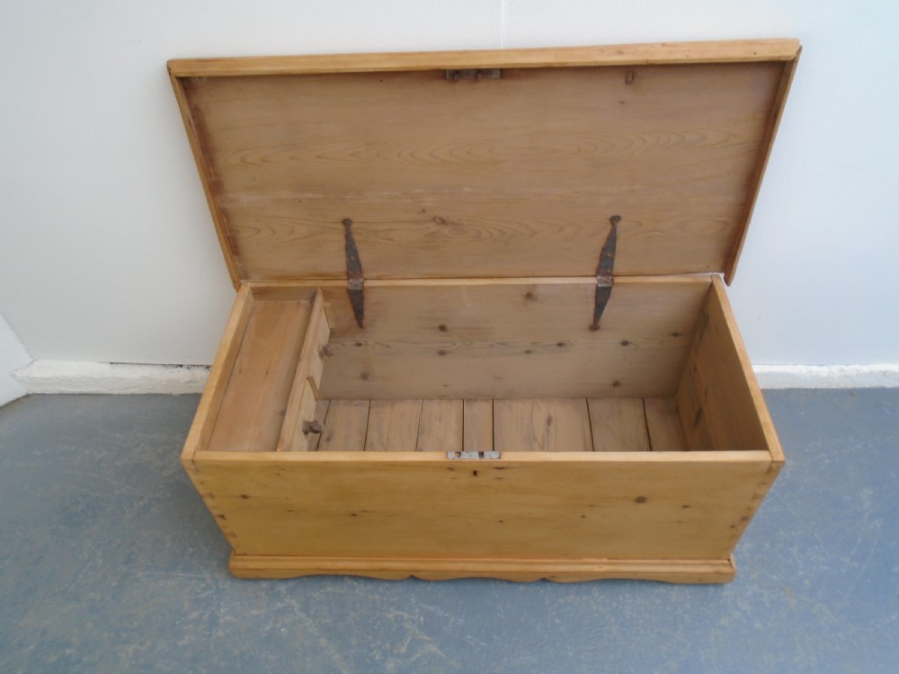 A Superb Low Antique / Old Pine Waxed Georgian Blanket Box  View VII
