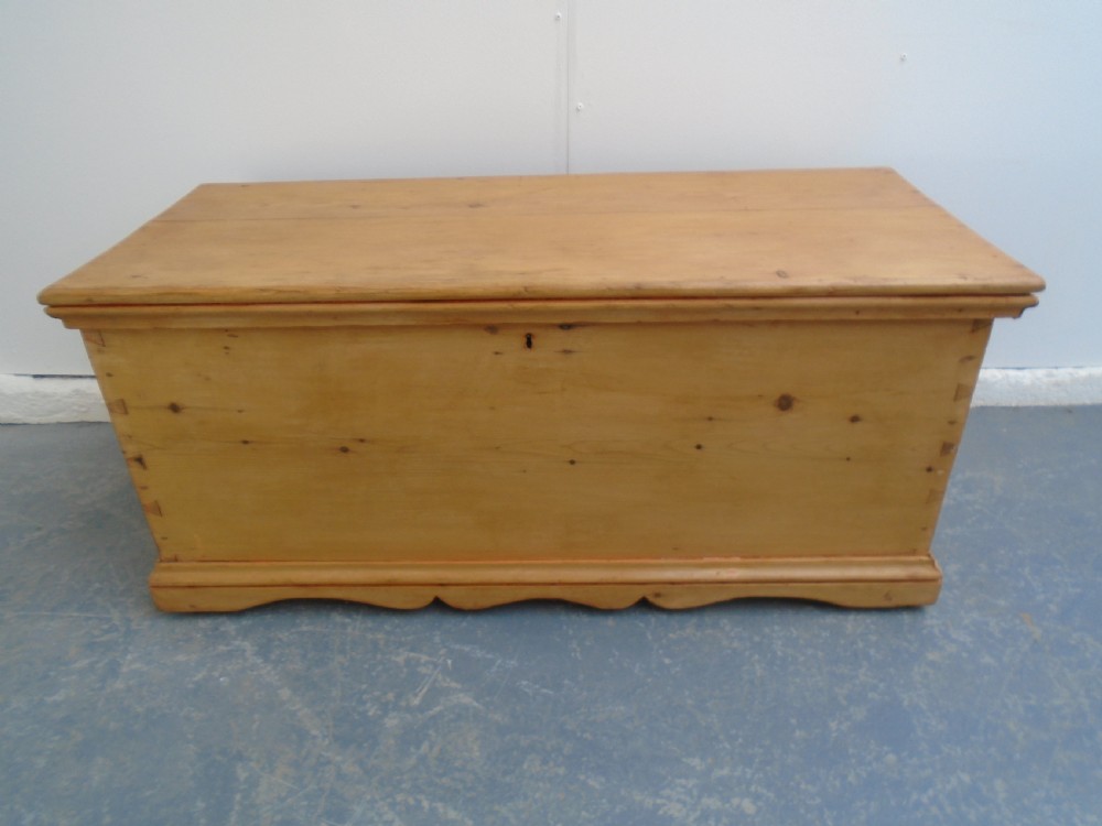 A Superb Low Antique / Old Pine Waxed Georgian Blanket Box  View VIII