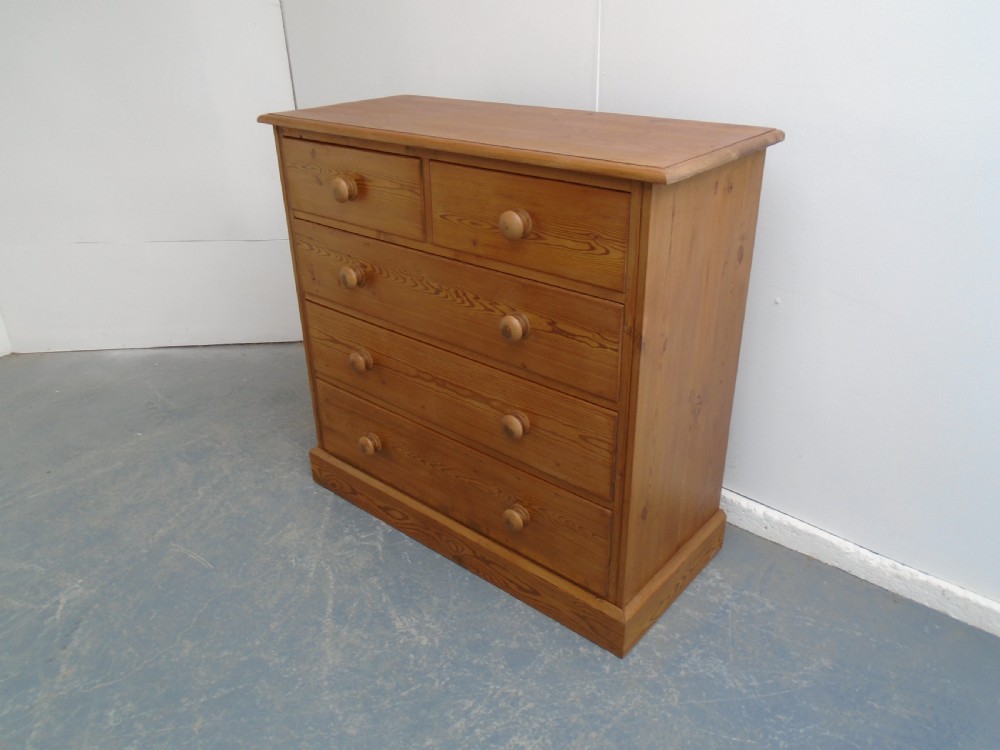 A Lovely Antique / Old Pine Large Waxed Victorian 5 Drawer Chest of Drawers