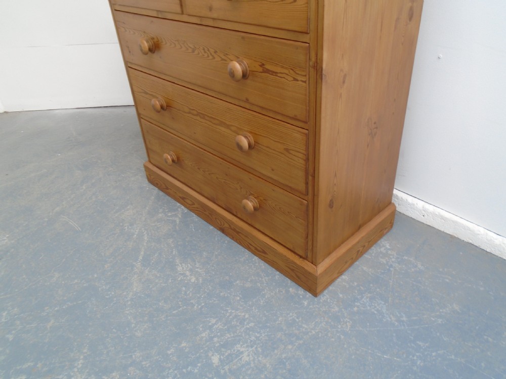 A Lovely Antique / Old Pine Large Waxed Victorian 5 Drawer Chest of Drawers View X