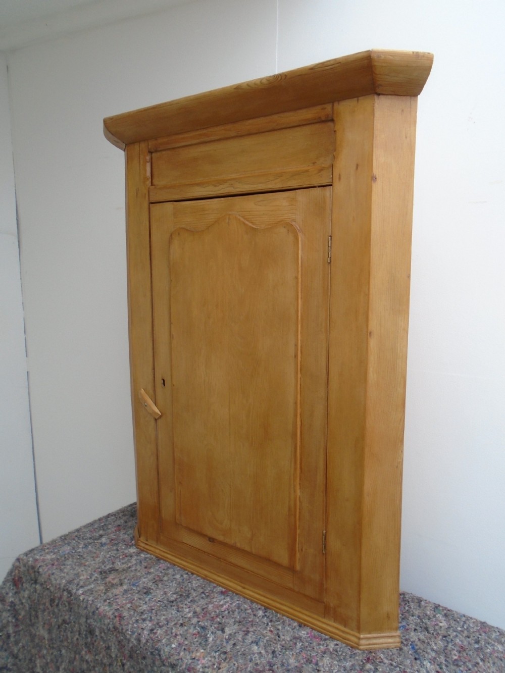 A Lovely Small Wall Hanging Victorian Antique / Old Pine Waxed Corner Cabinet