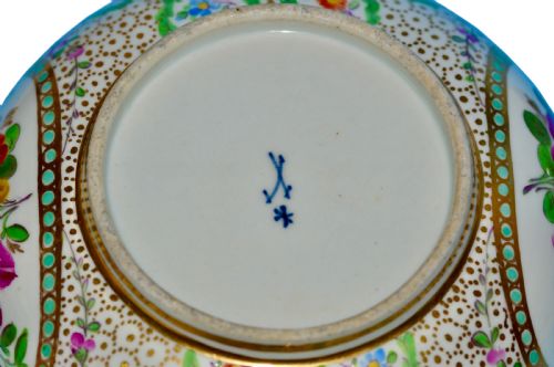 19TH CENTURY MARCOLINI MEISSEN TWO HANDLED BOWL COVER - ADDITIONAL PHOTO 1