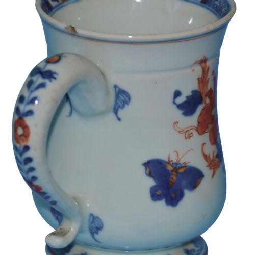 PAIR OF 18TH CENTURY CHINESE IMARI PORCELAIN TANKARDS - ADDITIONAL PHOTO 2