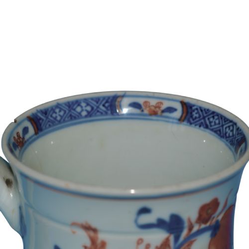 PAIR OF 18TH CENTURY CHINESE IMARI PORCELAIN TANKARDS - ADDITIONAL PHOTO 4