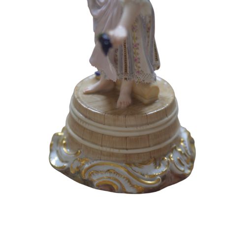 MEISSEN PORCELAIN FIGURE OF A GIRL HOLDING GRAPES - ADDITIONAL PHOTO 3