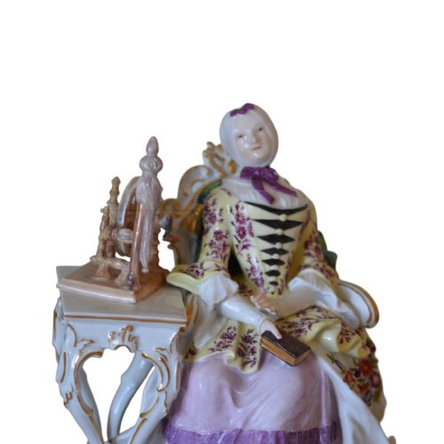 MEISSEN PORCELAIN FIGURE OF LADY WITH SPINNING WHEEL C1750 - ADDITIONAL PHOTO 1