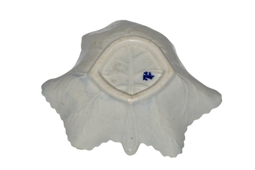 An eighteenth-century leaf-shaped blue and white Worcester soft-paste porcelain pickle dish with a central fruit motif and patterned rim. View III