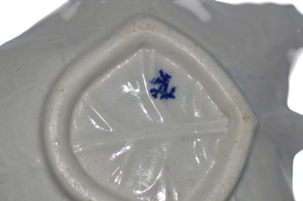 An eighteenth-century leaf-shaped blue and white Worcester soft-paste porcelain pickle dish with a central fruit motif and patterned rim. View IV