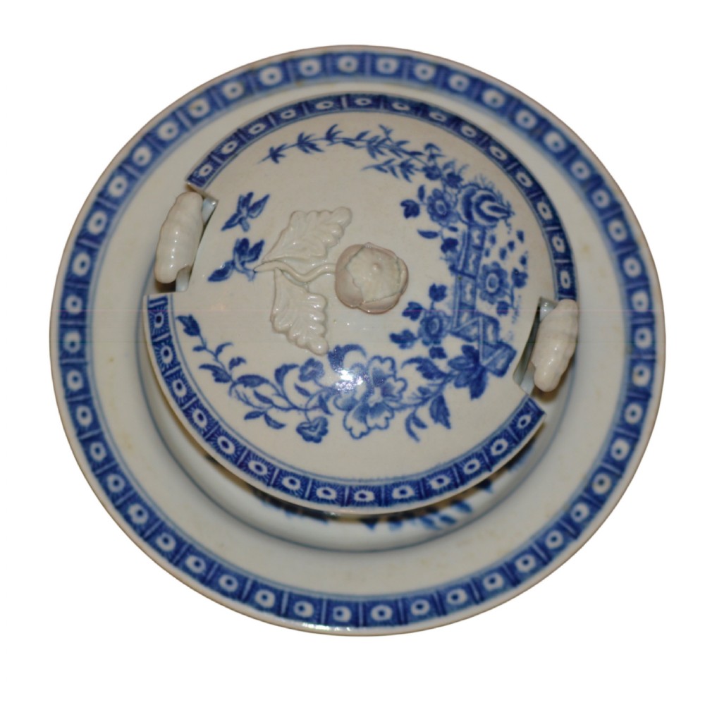 An 18th-century Dr Wall Worcester blue and white porcelain butter tub with a lid featuring a sculpted flower finial, resting on a matching oval stand. View II