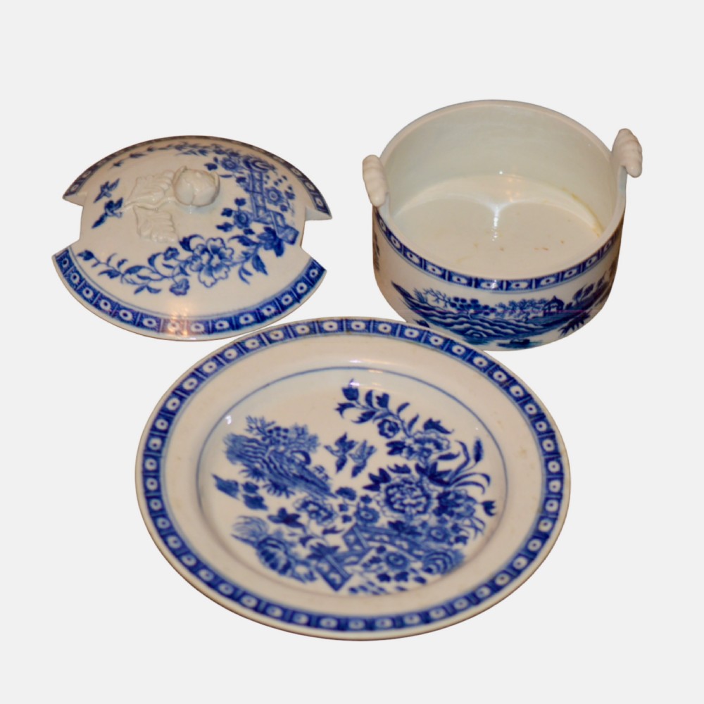 An 18th-century Dr Wall Worcester blue and white porcelain butter tub with a lid featuring a sculpted flower finial, resting on a matching oval stand. View III