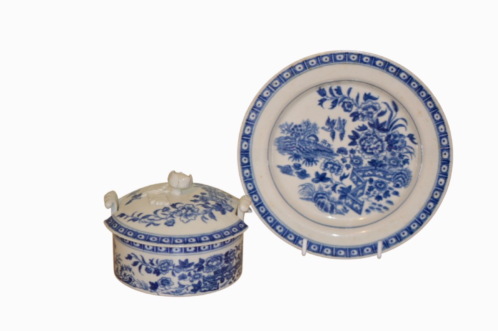 An 18th-century Dr Wall Worcester blue and white porcelain butter tub with a lid featuring a sculpted flower finial, resting on a matching oval stand. View IV