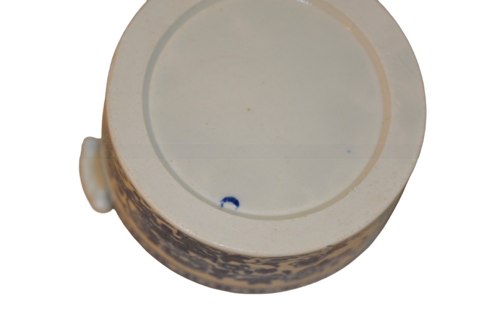 An 18th-century Dr Wall Worcester blue and white porcelain butter tub with a lid featuring a sculpted flower finial, resting on a matching oval stand. View VIII