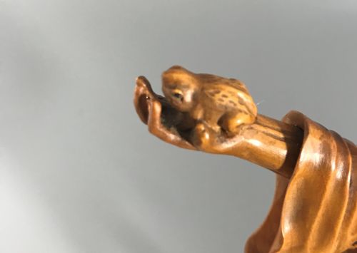 JAPANESE BOXWOOD OKIMONO OF GAMA SENNIN - ADDITIONAL PHOTO 4
