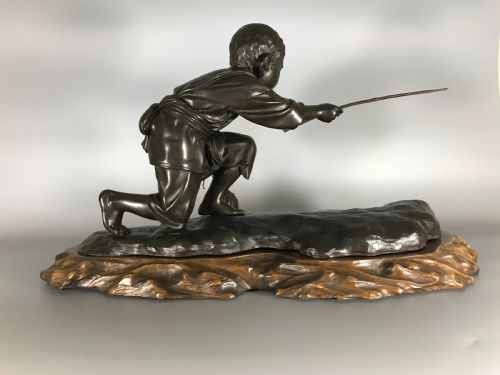 JAPANESE BRONZE OF BOY CRAB FISHING - ADDITIONAL PHOTO 7