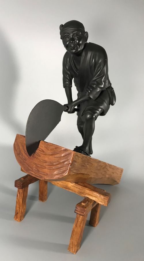 LARGE JAPANESE BRONZE AND WOOD OKIMONO OF CARPENTER - ADDITIONAL PHOTO 1