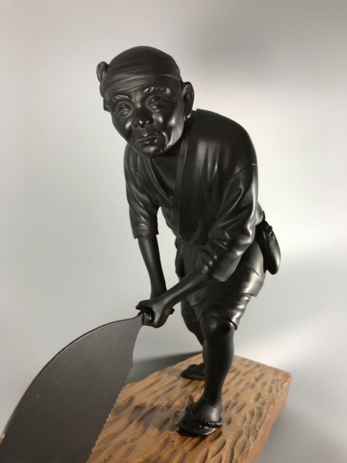 LARGE JAPANESE BRONZE AND WOOD OKIMONO OF CARPENTER - ADDITIONAL PHOTO 5