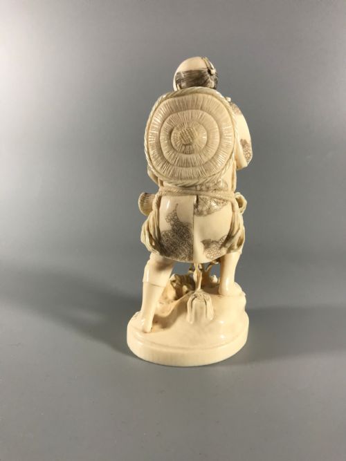 JAPANESE IVORY OKIMONO OF A FISHERMAN - ADDITIONAL PHOTO 3