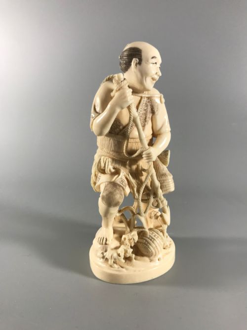 JAPANESE IVORY OKIMONO OF A FISHERMAN - ADDITIONAL PHOTO 5