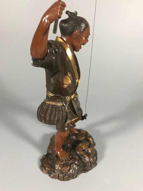 JAPANESE BRONZE OKIMONO OF A FISHERMAN - ADDITIONAL PHOTO 3