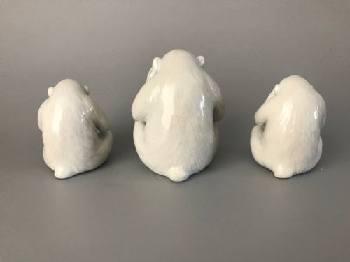 JAPANESE PORCELAIN MONKEYS BY MAKUZU KOZAN - ADDITIONAL PHOTO 1