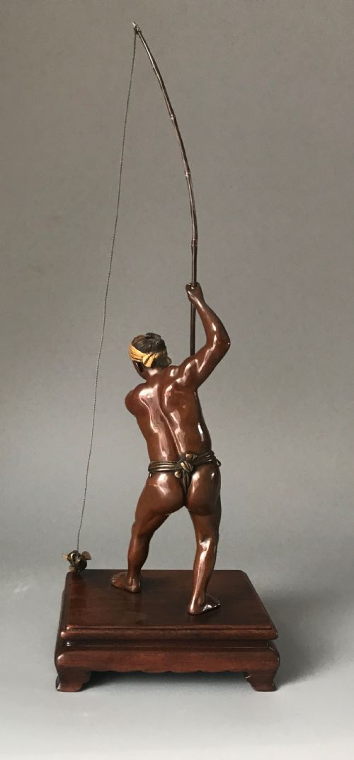 JAPANESE INLAID BRONZE OF A FISHERMAN - ADDITIONAL PHOTO 3