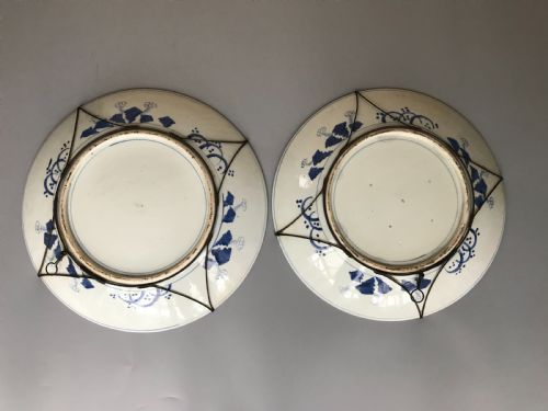 LARGE PAIR OF JAPANESE IMARI PLATES - ADDITIONAL PHOTO 3