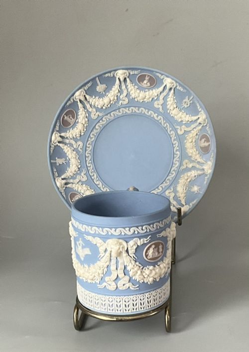 RARE ANTIQUE WEDGWOOD 3 COLOUR JASPERWARE CUP AND SAUCER - ADDITIONAL PHOTO 1