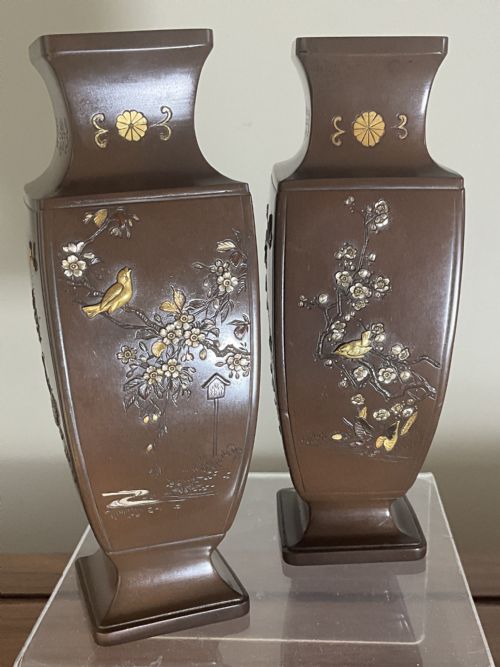A PAIR OF WELL DECORATED JAPANESE BRONZE VASES - ADDITIONAL PHOTO 2